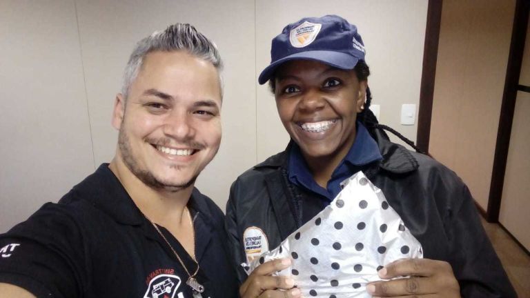 Entrega de brinde a sindicalizado da TRANSFEDERAL