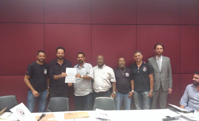 SINTTRAV recebe termo de uso da  �rea do viaduto Santa Quit�ria 