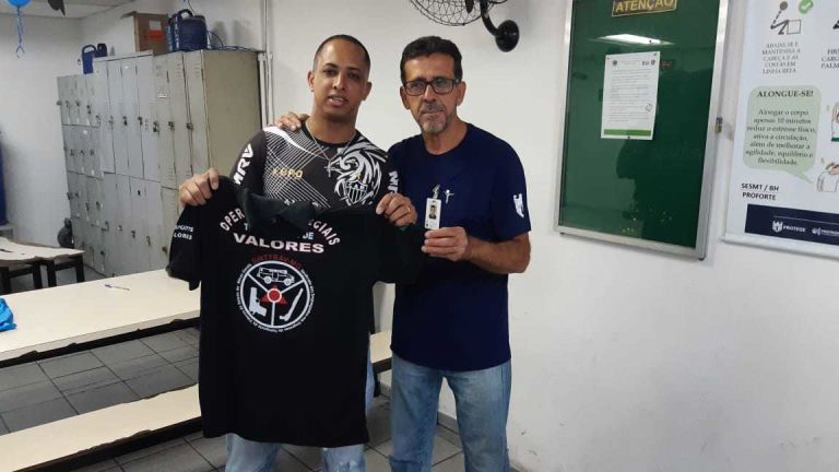 Diretor do SINTTRAV entrega brinde a associado da PROFORTE