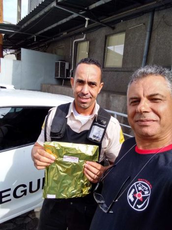 Diretor do SINTTRAV entrega brinde a associado