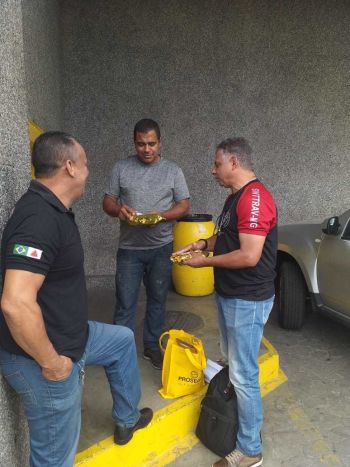 Entrega de brinde e carteira de associado a trabalhadores da empresa PROSEGUR BH