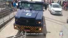 Grupo assalta carro-forte, troca tiros com a polícia, rouba e queima carro no Grande Recife