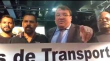 Deputado Celinho do Sinttrocel fala para vigilante de carro-forte sobre reformas do governo 