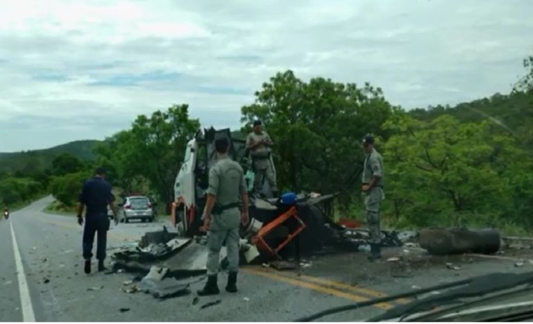 Criminosos explodem carro-forte e fazem reféns catar dinheiro em Goiás