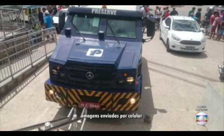 Grupo assalta carro-forte, troca tiros com a polícia, rouba e queima carro no Grande Recife