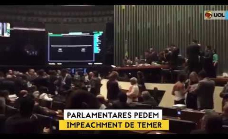 Deputados protocolam pedidos de impeachment a Temer