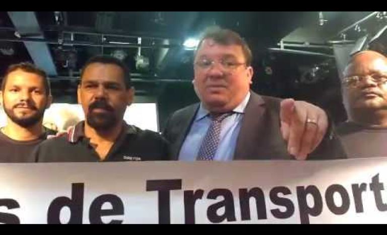 Deputado Celinho do Sinttrocel fala para vigilante de carro-forte sobre reformas do governo 
